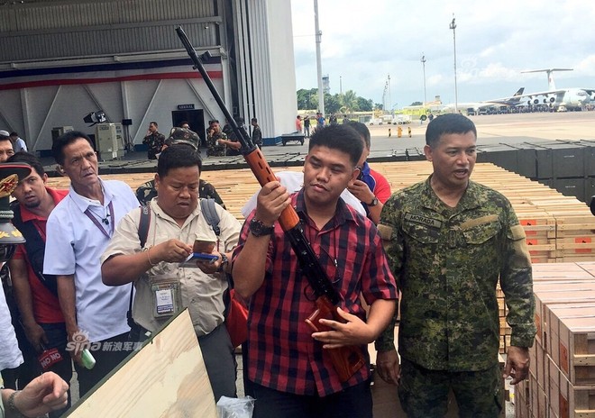 Soi lô vũ khí Trung Quốc “cho không” QĐ Philippines