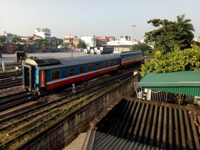 Tàu hỏa tuyến Lào Cai-HN lại bị trật bánh tại ga Yên Viên