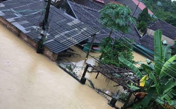 Lũ trên các sông dâng cao, vây khốn nhiều tỉnh thành