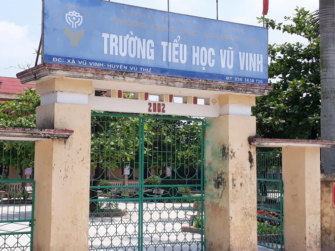 Không đọc thông viết thạo, học sinh lớp 1 bị cô giáo đánh bầm tay