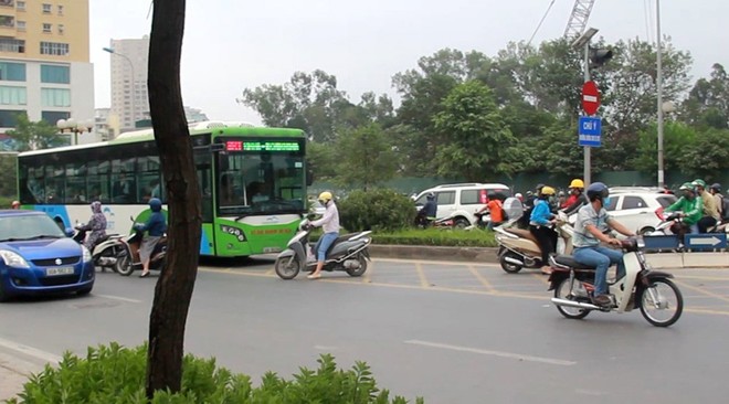 Video: Dỡ dải phân cách phi ngược chiều, chị gái liều "cắt mặt" BRT