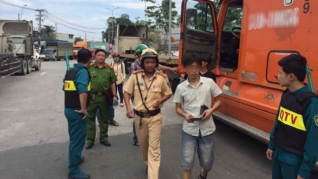 Video: Công an phát hiện nhanh tài xế container dùng ma tuý bằng cách nào?