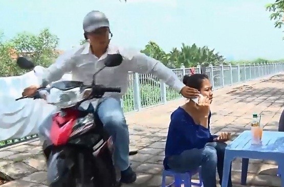 Video: Pha cướp điện thoại nhanh như chớp khiến nạn nhân ngơ ngác