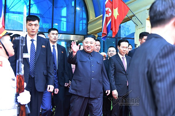 Video: Phút nghỉ ngơi hiếm hoi của ông Kim Jong-un sau hành trình tới VN