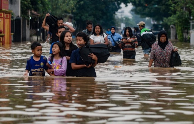 Video: Hơn 50 người thiệt mạng do lũ quét ở miền đông Indonesia