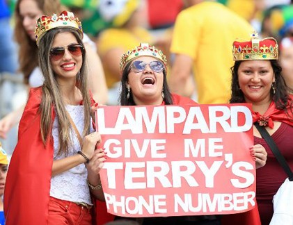 Những banner nhí nhố nhất trên khán đài World Cup