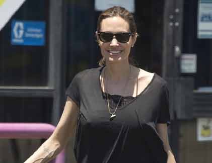 Rộ tin Angelina Jolie gặp biến chứng sau tái tạo ngực