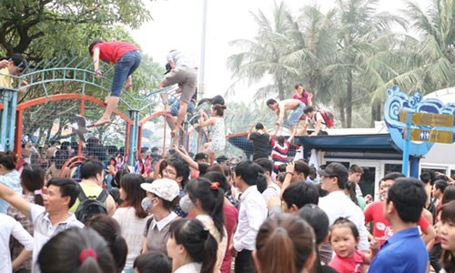 Cảnh chen lấn hãi hùng ăn chơi miễn phí, giảm giá ở HN