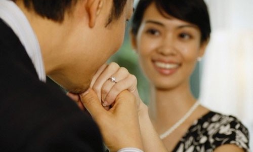 Người đàn ông phá tan gia đình vì “say nắng” bạn học của con