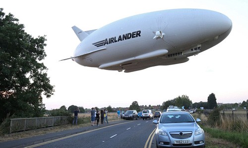 Airlander 10 - Máy bay “khủng” nhất thế giới lần đầu cất cánh thành công