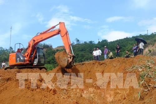 Lào Cai: Quốc lộ 279 ách tắc nghiêm trọng do sạt lở đất