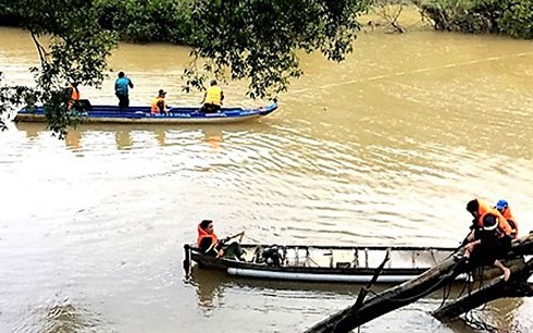 Lật đò ngang chở quá tải, một công nhân tử vong