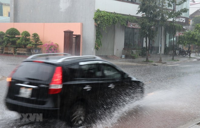 Bắc Bộ, Trung Bộ, Hà Nội: Mưa dông có khả năng sét, tố, gió giật mạnh