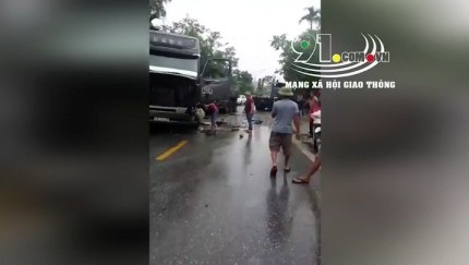 Video: Xe đầu kéo va nhau như “bom nổ”, tài xế thoát chết trong gang tấc