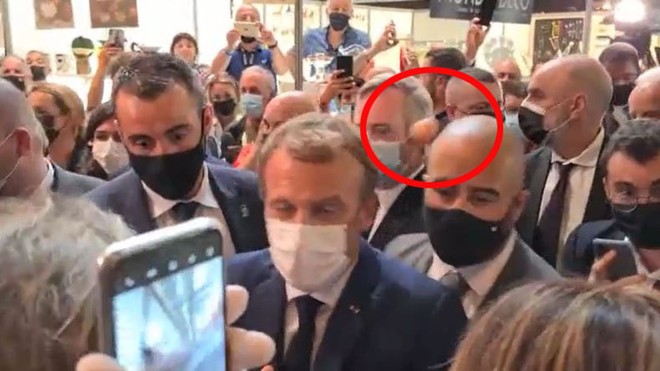 Tổng thống Pháp Macron suýt bị ném cà chua trúng người