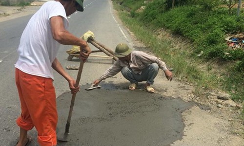 Đăng hình dân sửa đường, bị thanh tra đến làm khó dễ?