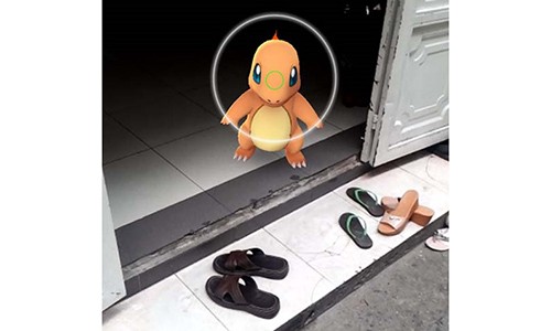 Bắt Pokemon, phát hiện cặp đôi “mây mưa” trên cửa sổ