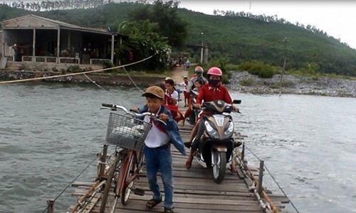 Dân trong "ốc đảo" phó mặc sự sống cho chiếc cầu mục nát