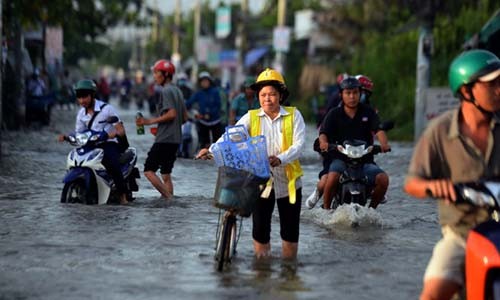 Ảnh: Dân Sài Gòn dầm mình lội nước bước vào ngày mới