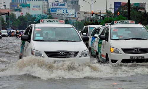 Ảnh: “Rốn ngập” Nguyễn Hữu Cảnh lại chìm sâu trong biển nước