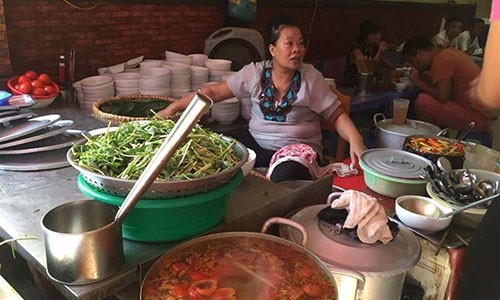 Bà chủ quán bún chửi lên tiếng về thương hiệu "khó đỡ"