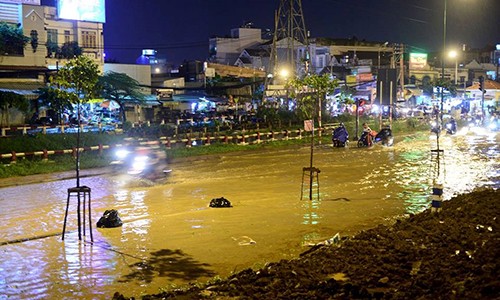 Ảnh: Sài Gòn ngập nặng vì mưa lớn kết hợp đỉnh triều