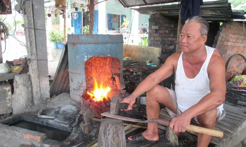 Gian nan "giữ lửa" nghề rèn truyền thống ở Bình Dương