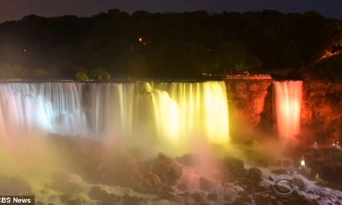 Thích thú ngắm thác nước Niagara hùng vĩ đổi màu kỳ diệu