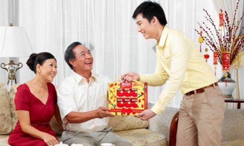 Chàng rể hạnh phúc vì lần đầu ăn Tết ở nhà vợ