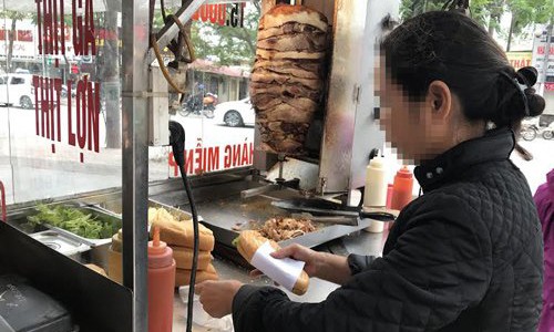 Xe đẩy bánh mì vỉa hè: Bán quanh năm, thu tiền tỷ