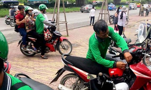 Xe ôm truyền thống, GrabBike cùng phá “luật chơi”