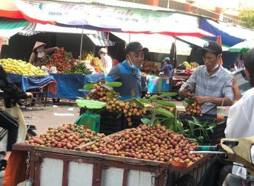 Tiểu thương, hàng ăn vẫn vô tư... không khẩu trang giữa dịch COVID-19