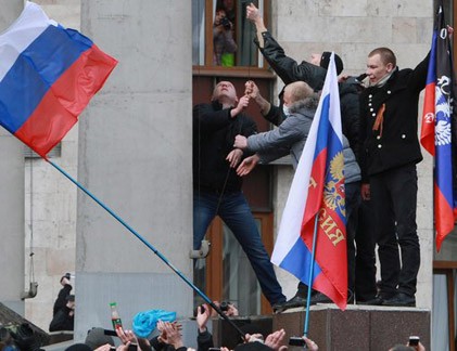 TP Donetsk, Ukraine tuyên bố “Chính quyền nhân dân”, treo cờ Nga