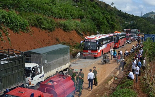 Sơn La: Mưa lớn bùn đất tràn mặt đường, QL6 tắc đường cục bộ