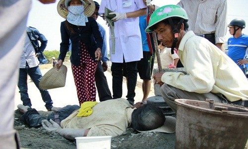 Ngăn xe làm đường, bị "chôn sống" trong đống đất 