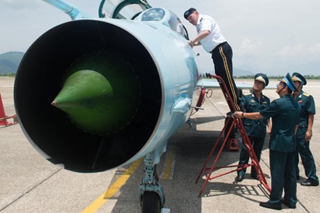 Đại tướng Mỹ thăm buồng lái tiêm kích MiG-21 Việt Nam