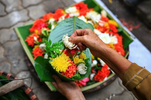 Dâng cúng hoa tươi thế nào khi lễ chùa mới được nhiều phúc báu?