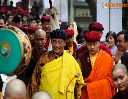 Đội mưa nghe Đức Pháp Vương Gyalwang Drukpa thuyết giảng