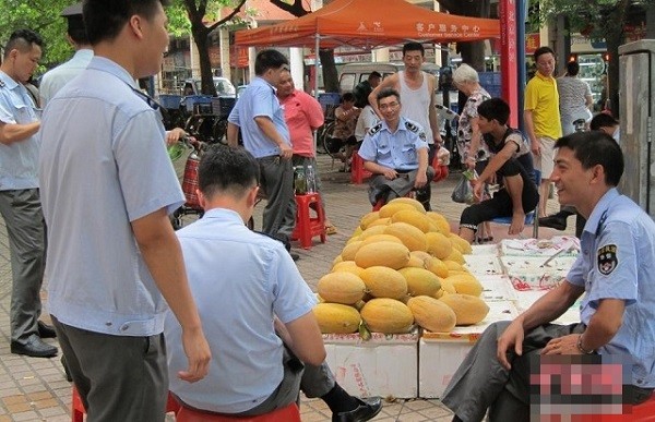 Dân mạng khen công an dỗ dành “đuổi khéo” hàng rong