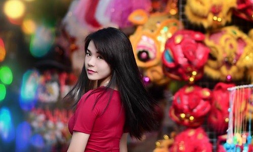 Hot girl Học viện Cảnh sát điệu đà trên phố Trung Thu