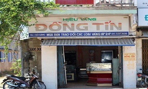 Hung hãn lao vào tiệm kim hoàn, đập tủ kính cướp vàng