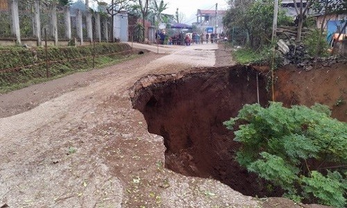 “Hố tử thần” sâu 20 m xuất hiện sau nhiều tiếng nổ lớn