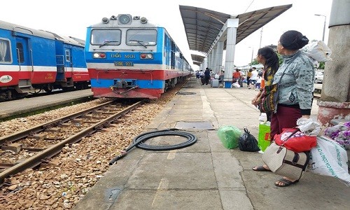 Hai đoàn tàu suýt tông nhau do trực ban ngủ quên ở Bình Thuận