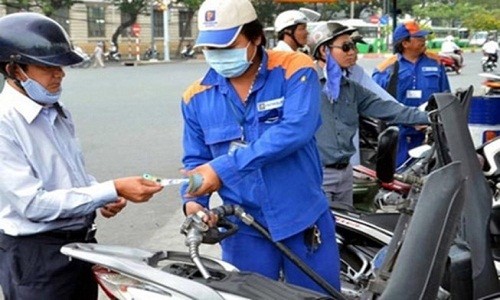 Từ ngày 1/8 có thể thanh toán tiền xăng bằng thẻ ATM