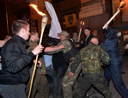 Tự vệ Maidan ẩu đả với người biểu tình cánh hữu tại Kiev