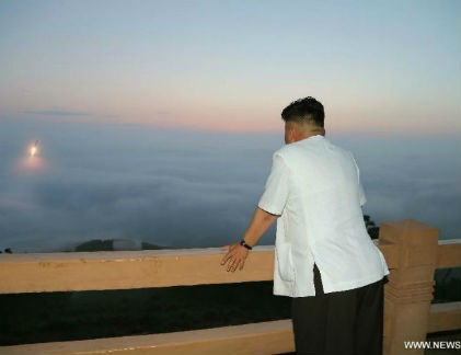 Ông Kim Jong-un xem phóng tên lửa chiến lược