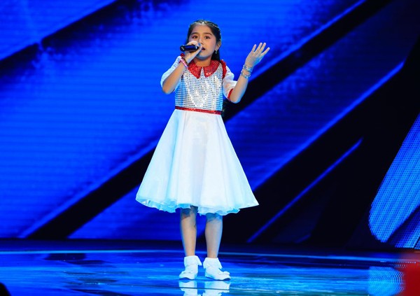 The Voice Kids dậy sóng với em bé hát "Huyền thoại mẹ"