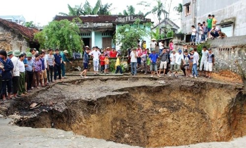 “Hố tử thần” sâu 6m đe dọa làm đổ nhà dân