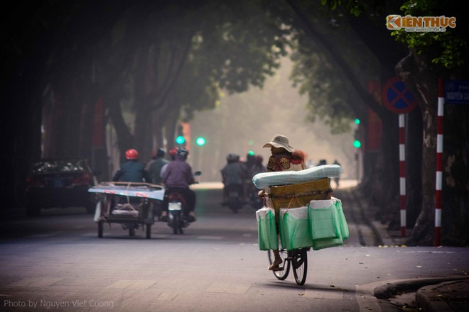 Ngắm Hà Nội lãng đãng sương mờ, nắng vàng óng ả