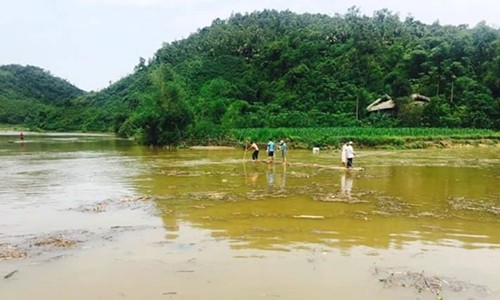 Nỗ lực tìm kiếm thi thể hai vợ chồng mất tích nghi lũ cuốn